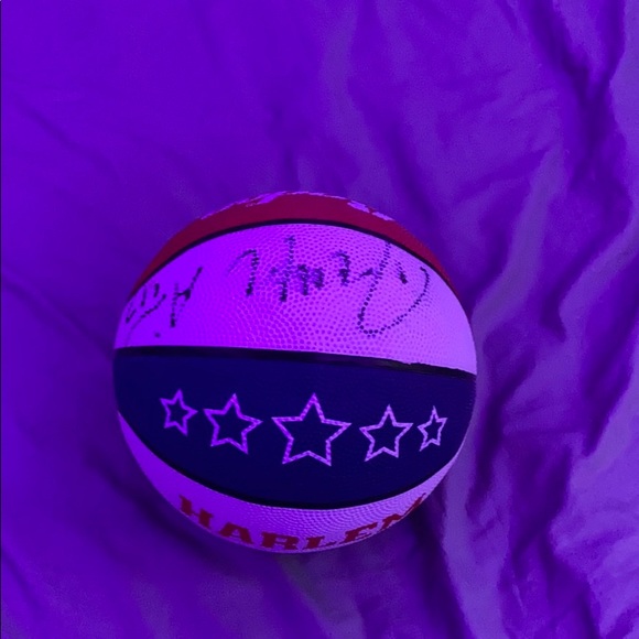 Signed Globe Trotters basketball - Picture 2 of 3